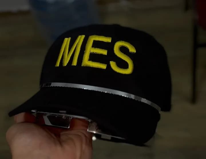 MES loqosu toxunmuş qara kepka