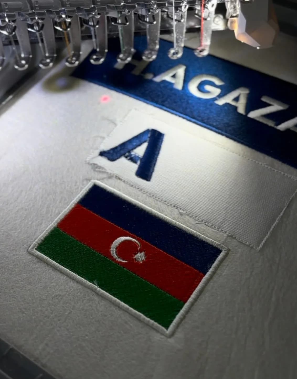 Toxuma maşınında Azərbaycan bayrağı naxışı